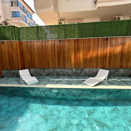 Luxury In The Town דירה