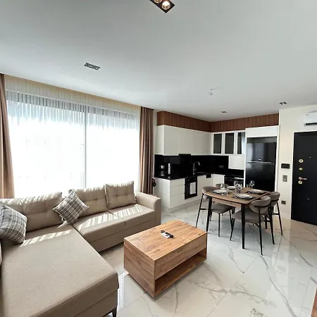 Luxury In The Town אלאניה