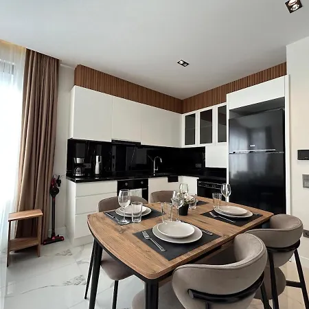 Luxury In The Town דירה